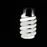 Hvordan kan jeg forlænge levetiden på mit kompaktlysstofrør?